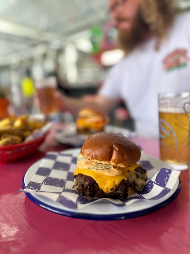 Bierkoning JP in Oedipus Brouwerij met burger van The Beef Chief